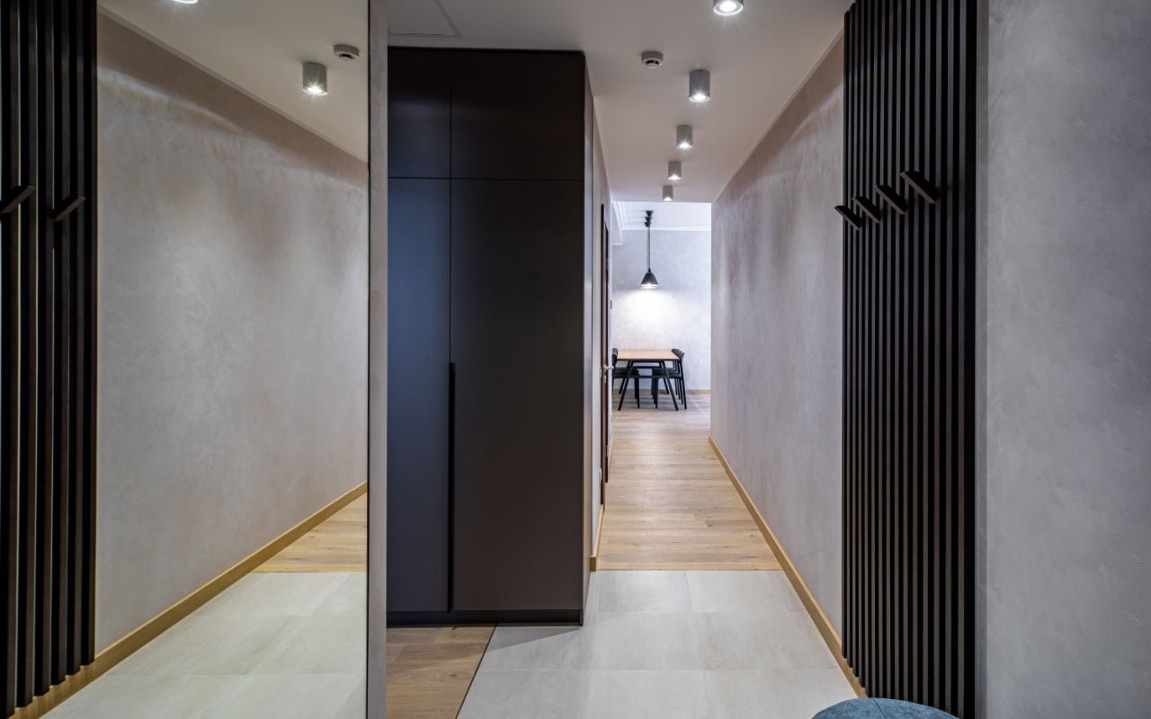 Amenajarea unui hol lung și îngust: ghid complet pentru un spațiu funcțional și estetic