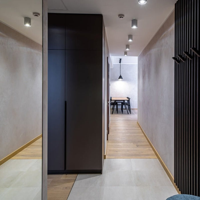 Amenajarea unui hol lung și îngust: ghid complet pentru un spațiu funcțional și estetic