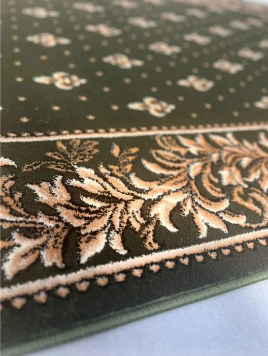 Bordura ornamentala aurie pe covor bisericesc verde