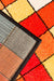 Colt festonat al unui covor geometric modern cu finisaje elegante si durabilitate crescuta.