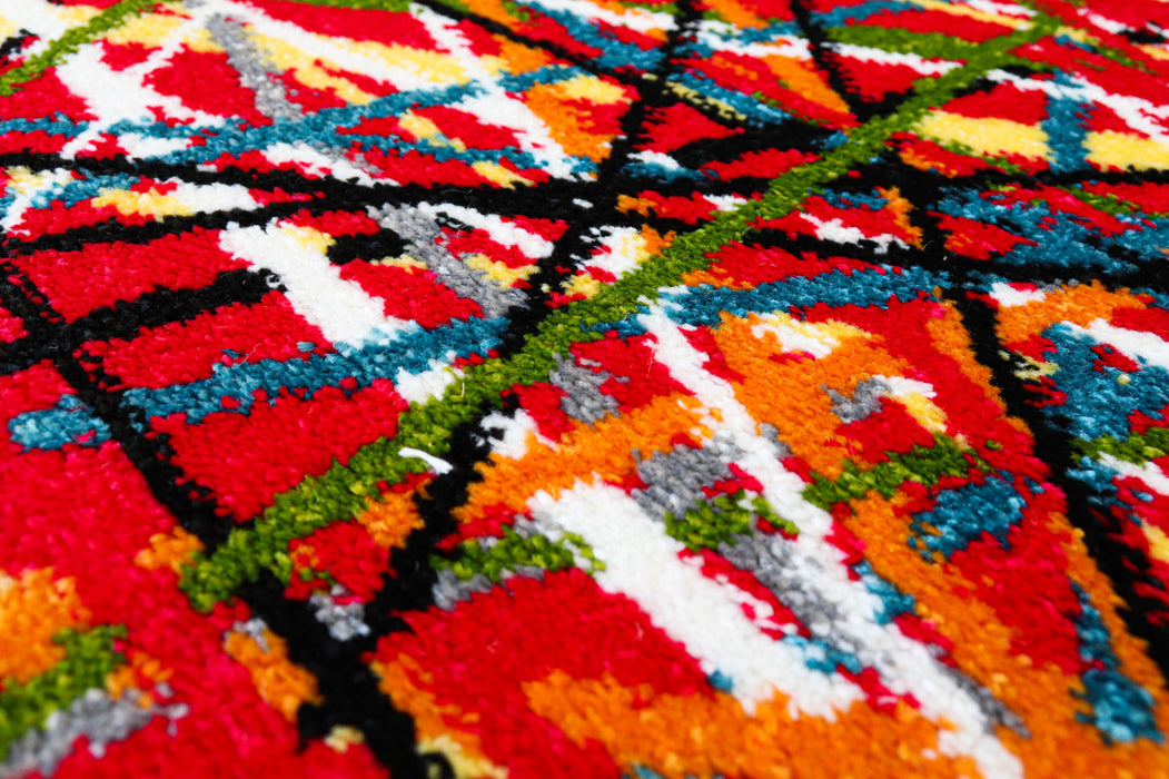 Detaliu covor abstract rosu textura moale si culori vibrante, covor modern pentru living si dormitor