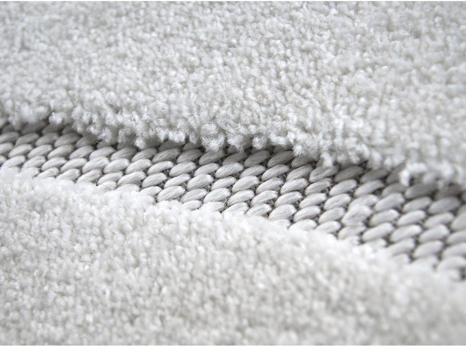 Detaliu textura covor alb modern tesatura densa si material rezistent