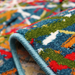Covor albastru abstract rulat, detalii material moale si rezistent, covor living confortabil si durabil