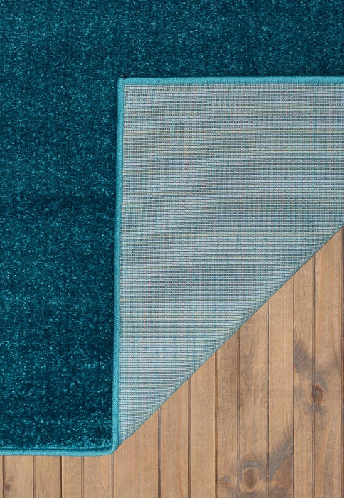 Baza covor albastru din material textil rezistent, covor living stabil si durabil pentru utilizare zilnica