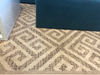 Covor bej crem modern amplasat in living design geometric elegant