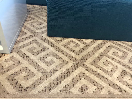 Covor bej crem modern amplasat in living design geometric elegant