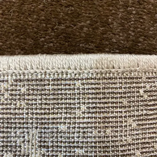 Covor bej maro geometric cu baza durabila pentru utilizare zilnica