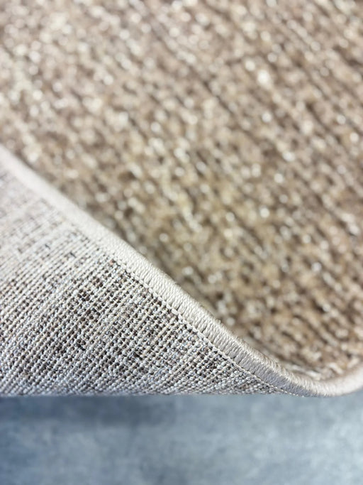 Detaliu margine covor bej maro cu finisaj atent si baza rezistenta