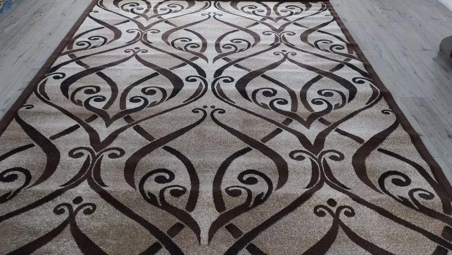 covor bej maro cu model ornamental vedere de sus