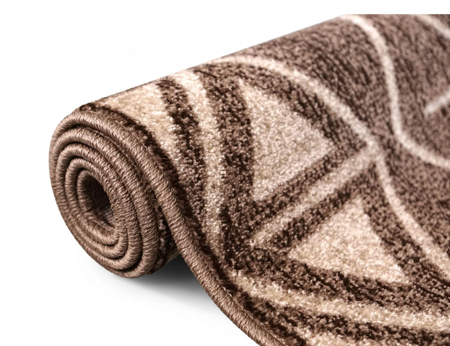 Covor bej maro modern rulat cu textura moale si finisaj atent