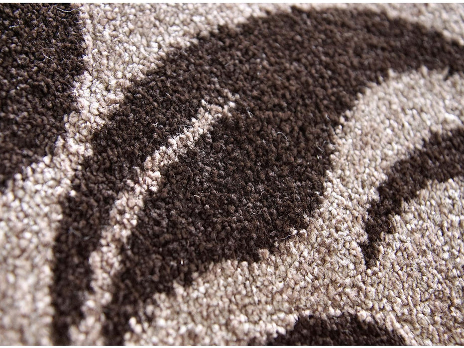 Detaliu textura plusata covor bej maro moale confortabil si rezistent la trafic zilnic