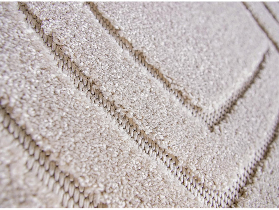 Detaliu textura covor bej modern tesatura densa moale si rezistenta la trafic zilnic