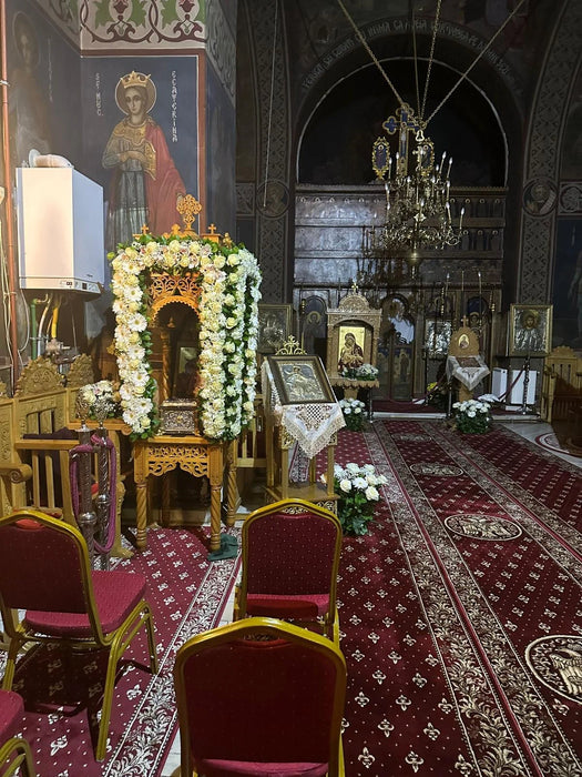 Covor biserica grena cu model crini aurii pe culoar central