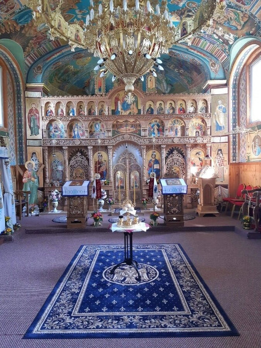 Detaliu vultur bicefal pe covor bisericesc albastru, simbol traditional ortodox