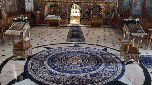Covor bisericesc rotund albastru, amplasat în naosul unei biserici