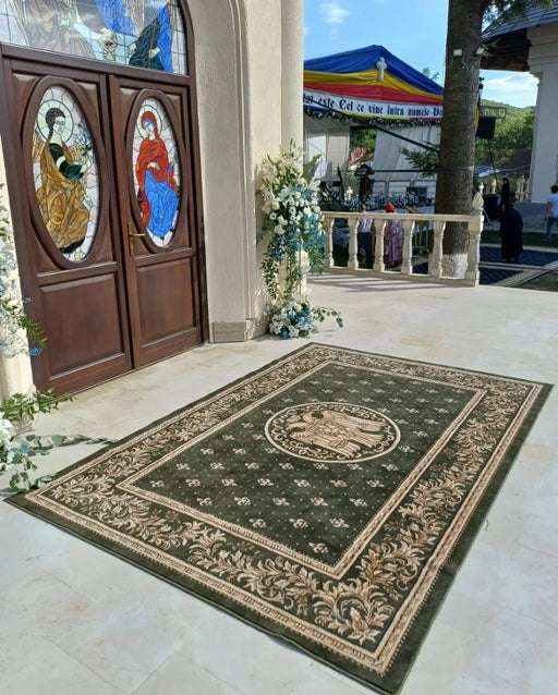Covor bisericesc verde cu vultur bicefal, amplasat la intrarea unei biserici