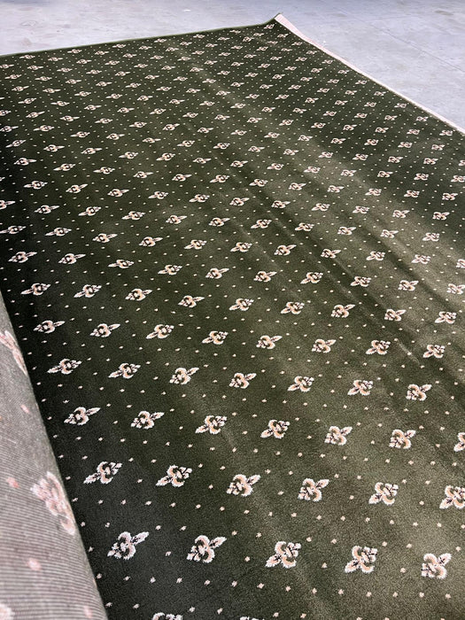 Covor bisericesc verde la metru cu model crini repetitiv