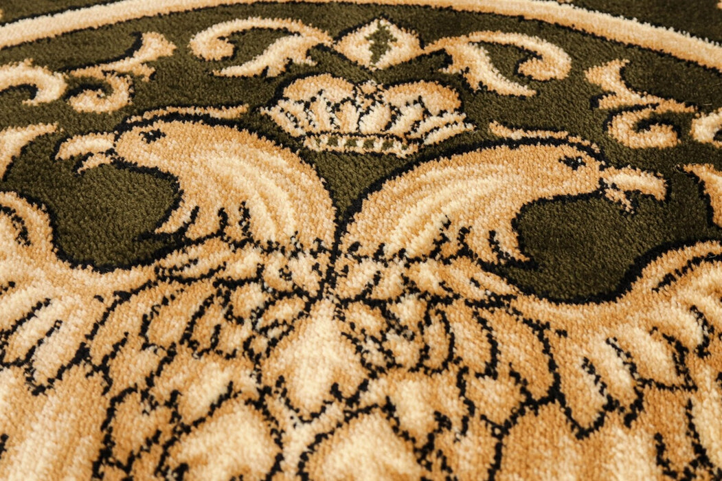 Detaliu vultur bicefal pe covor bisericesc verde rotund, simbol traditional ortodox