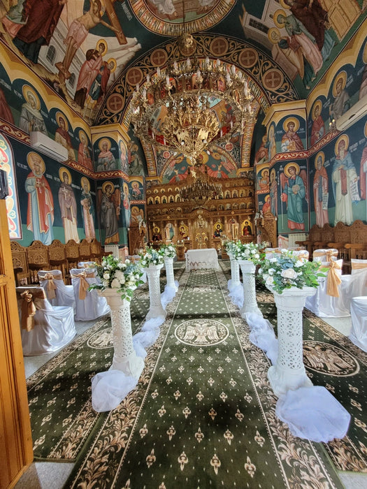 Covor bisericesc verde cu vultur bicefal auriu in interior de biserica