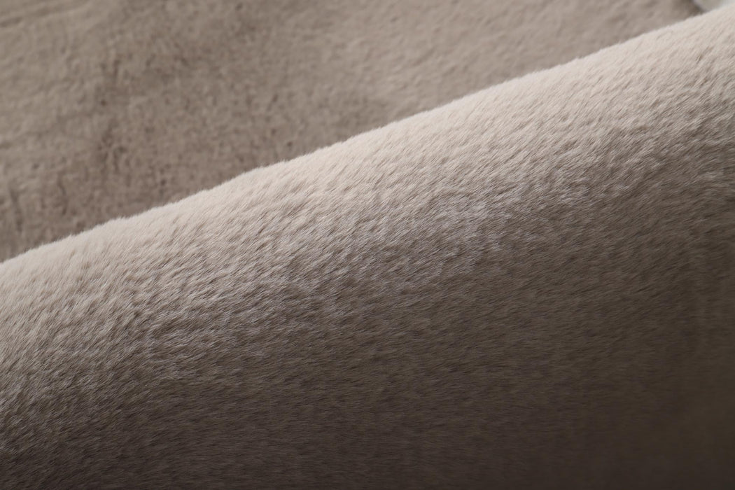 Detaliu covor blanita cappuccino, textura pufoasa si material de calitate pentru un aspect premium