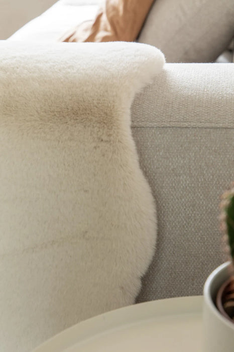Detaliu covor blanita crem, textura pufoasa si fina, ideal pentru confort si relaxare