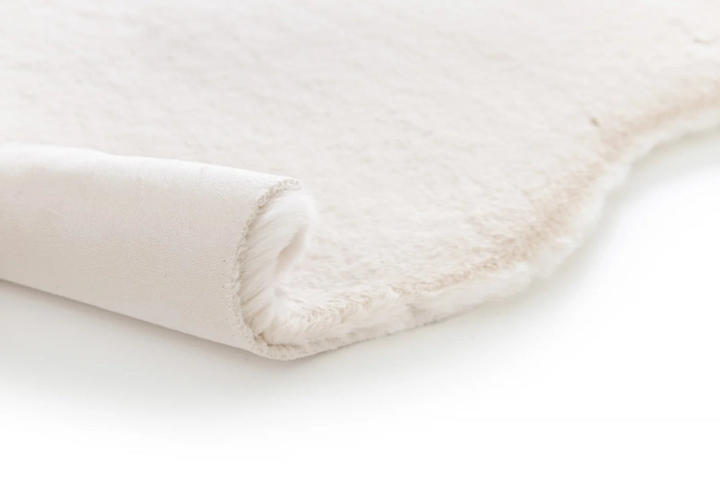 Covor blanita crem rulat, textura groasa si pufoasa, ideal pentru confort si design elegant