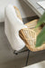 Covor blanita crem pe scaun de relaxare, moale si confortabil, ideal pentru spatii cozy