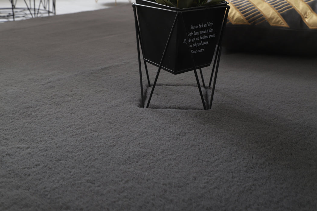 Detaliu covor gri inchis tip blanita, material pufos si finisaj de calitate pentru un aspect premium