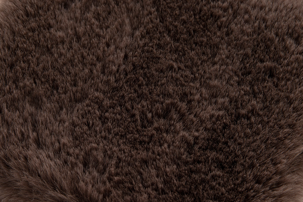 Textura covor maro tip blanita, pufos si placut la atingere, ideal pentru dormitor sau living