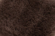 Textura covor maro tip blanita, pufos si placut la atingere, ideal pentru dormitor sau living