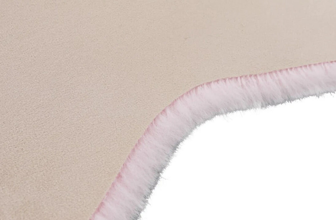 Detaliu covor blanita roz, margine finisata si textura moale, ideal pentru decor modern si confort