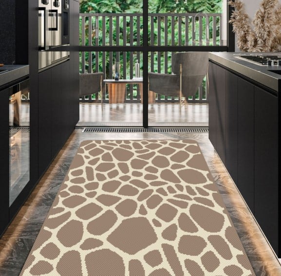 Covor bucatarie antiderapant bej cu model modern, covor bucatarie lavabil si rezistent