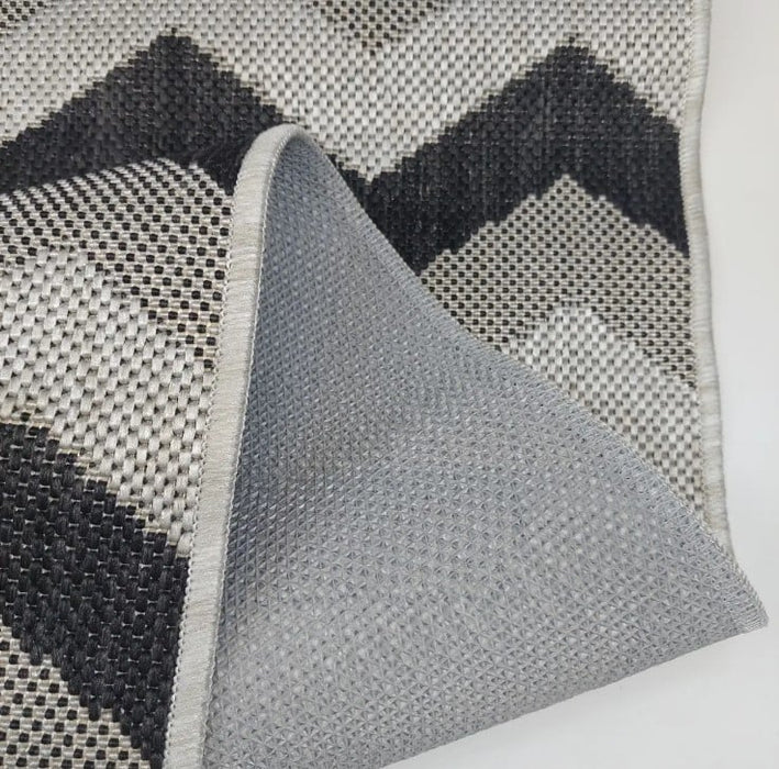 Detaliu covor bucatarie gri cu textura antiderapanta si model zigzag