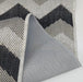 Detaliu covor bucatarie gri cu textura antiderapanta si model zigzag