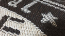 Detaliu covor bucatarie maro cu textura antiderapanta, covor modern pentru bucatarie