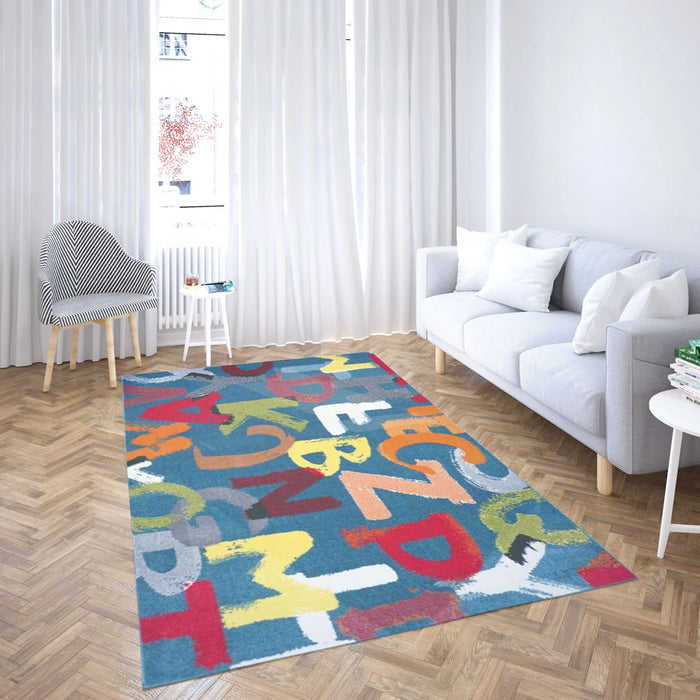 Covor pentru camera copii colorat cu litere, ideal pentru decor modern si spatiu vesel