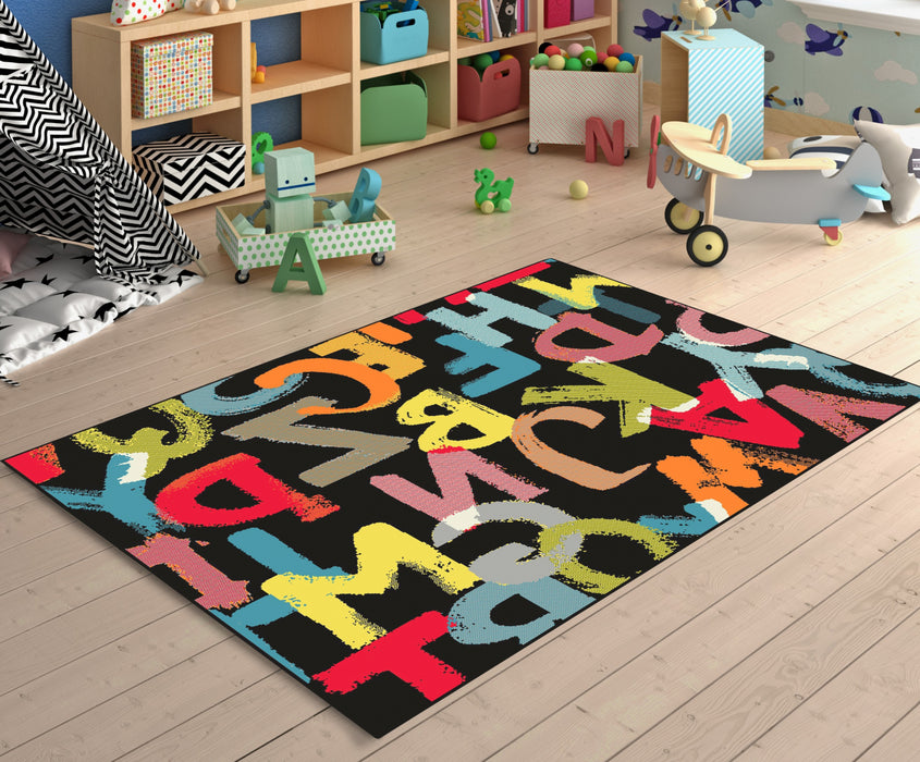 Covor camera copii colorat cu litere, ideal pentru decor modern si spatiu de joaca vesel