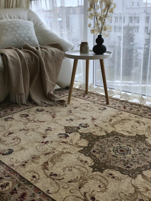 Covor clasic bej integrat într-un decor elegant de interior