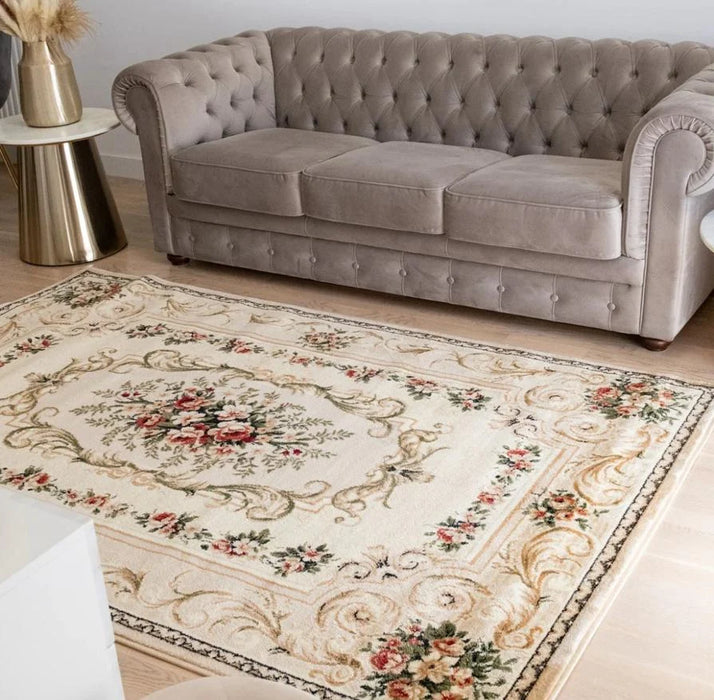 covor clasic crem bej cu model floral integrat intr-un living elegant