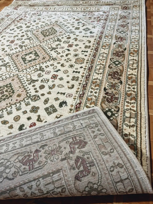 Detaliu covor clasic crem bej cu motive traditionale si finisaj atent