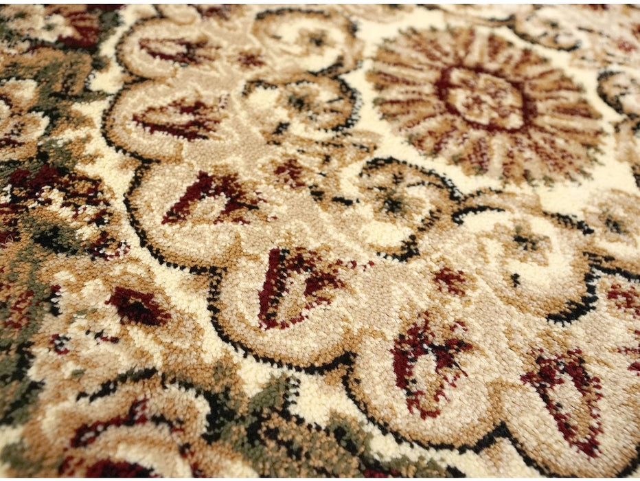 Detaliu model ornamental pe covor clasic crem bej