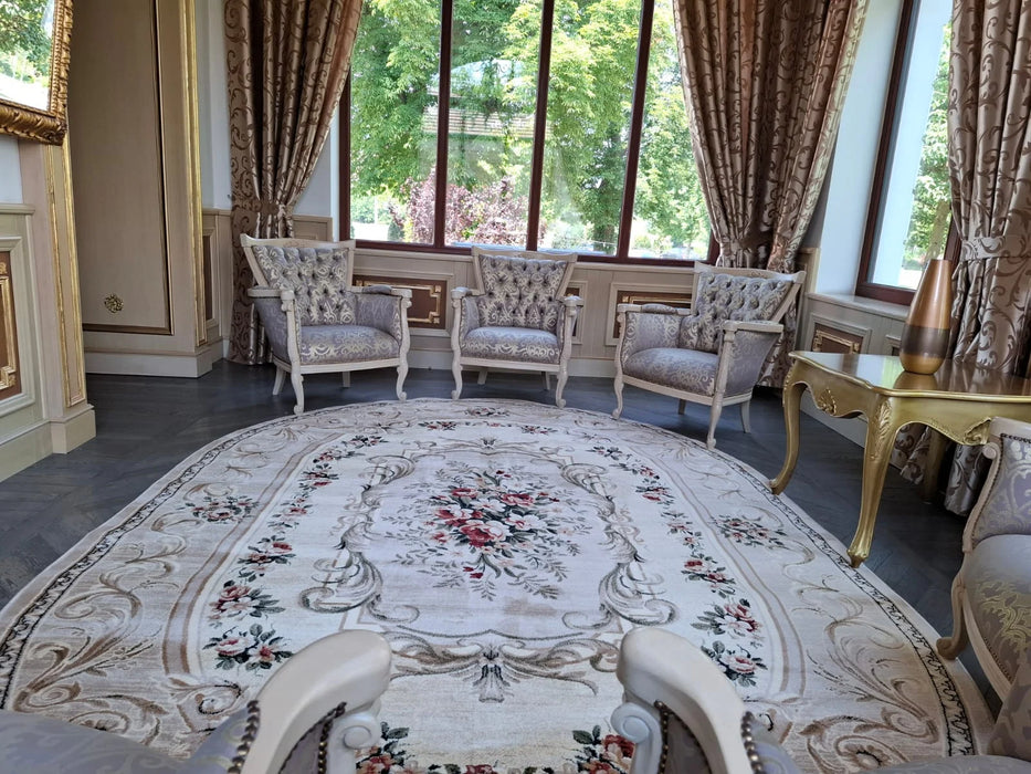 Covor clasic crem bej cu model floral într-un living spațios