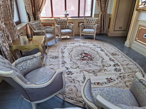 Covor clasic crem bej floral, formă ovală, amplasat într-un living elegant