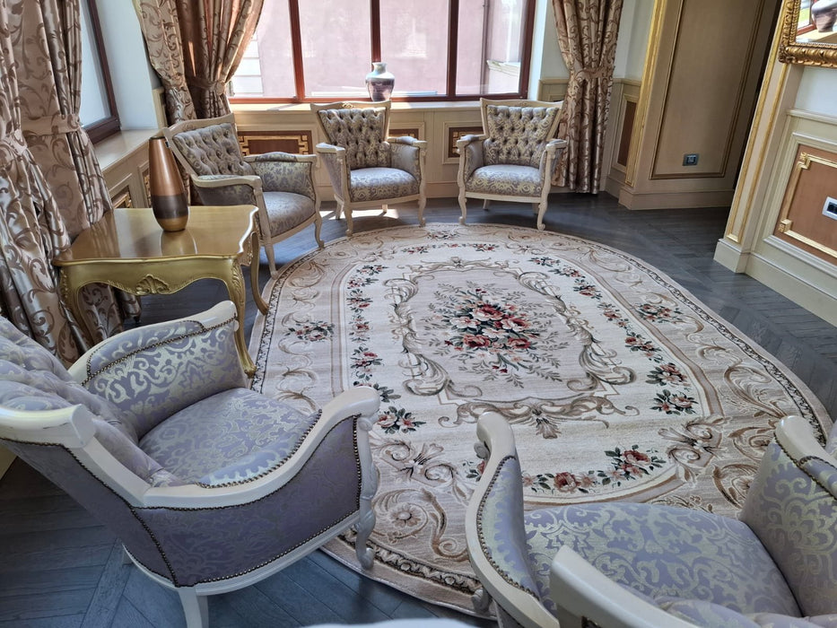 Covor clasic crem bej floral, formă ovală, amplasat într-un living elegant