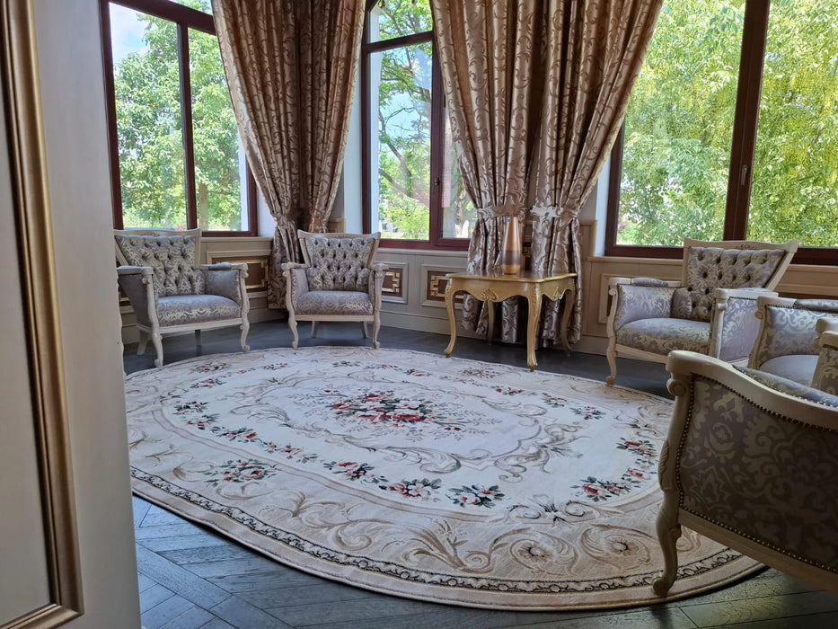 Covor clasic oval crem bej într-un living luminos și elegant