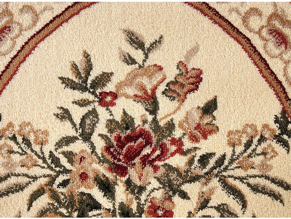 Detaliu covor clasic floral bej crem cu motive florale bine definite