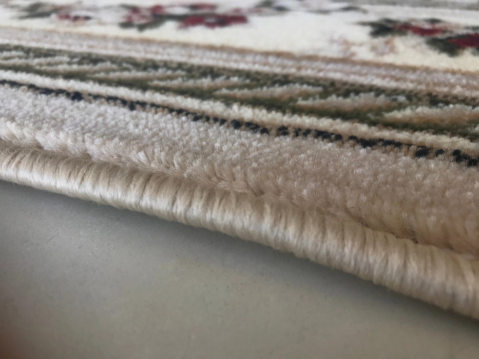 detaliu margine covor clasic floral bej