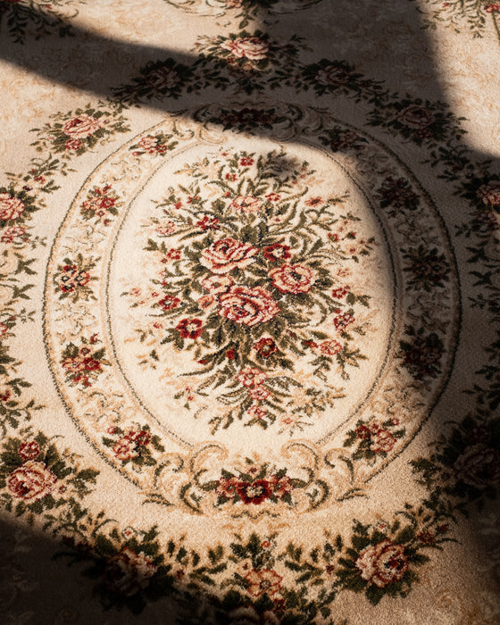 Detaliu central covor clasic floral crem bej cu motive florale