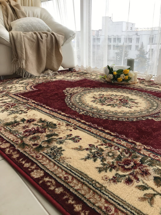 Covor clasic floral grena integrat într-un decor de interior