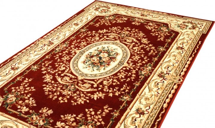 Covor clasic floral grena, vedere din unghi cu detalii ornamentale